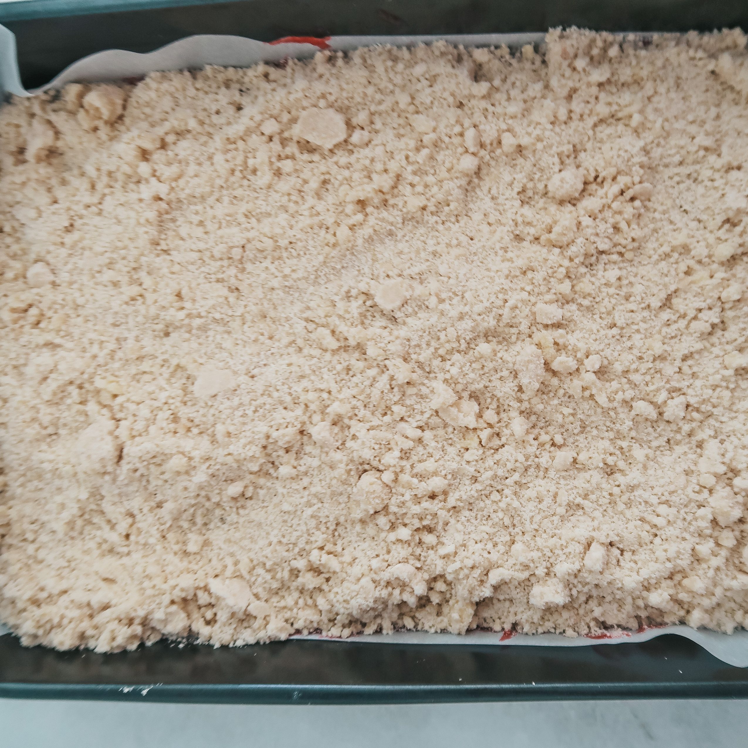 Add the rest of the crumble dough on top
